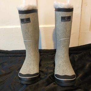 Lined rain boots size 9